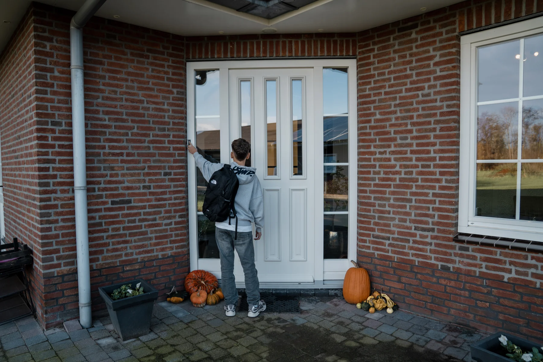 Een leerling komt aan bij de bijleslocatie